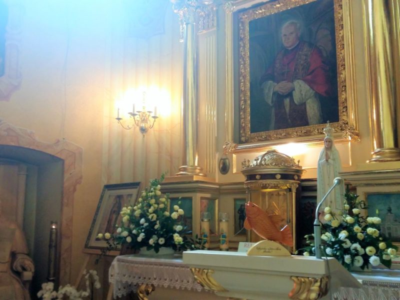 Wadowice - Rybka Marko przed ołtarzem błogosławionego Jana Pawła II.