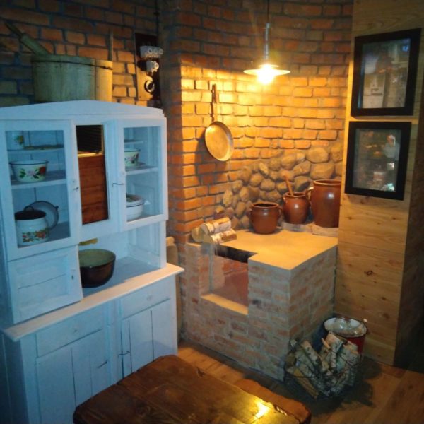 Oryginalny odrestaurowany Kredens Dziadka Szczepana w scenerii Izby Babci Zosi gdzie powstawały pierwsze Gdyńskie Rybki